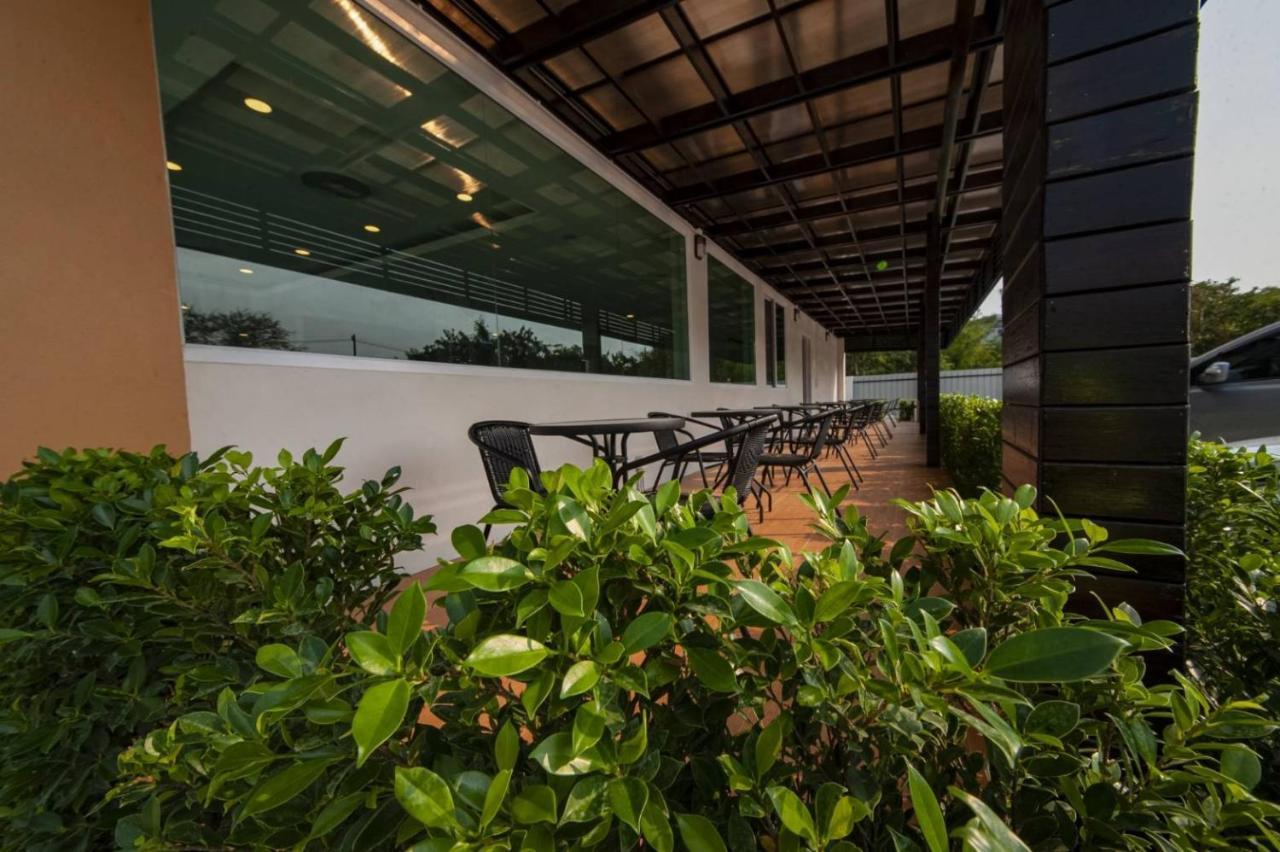 The Charlotte Smart Hotel Лопбури Экстерьер фото